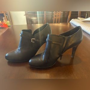 Nine West - black leather heeled shoes/booties